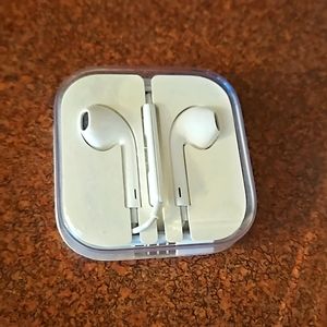 NWT Apple wired earbuds